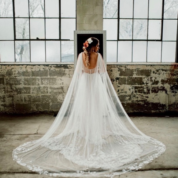 Brand New Chic Nostalgia Selene Wedding Dress - Picture 7 of 9